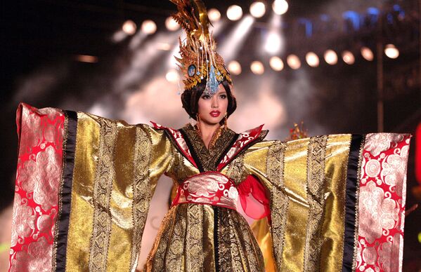 Người chiến thắng của cuộc thi Hoa hậu thế giới lần thứ 57 Trương Tử Lâm ở đảo Hải Nam phía nam Trung Quốc - Sputnik Việt Nam