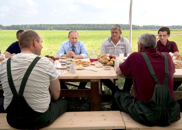 Tổng thống Nga Vladimir Putin giao lưu với các thợ máy trong chuyến thăm  công ty nông nghiệp Dimitrov Gor ở vùng Tver - Sputnik Việt Nam