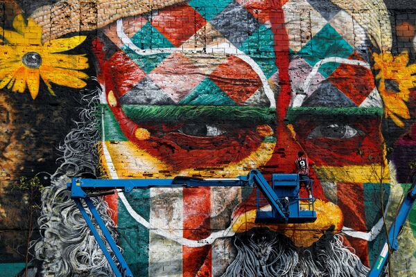 Những bức tranh tường của họa sĩ graffiti nổi tiếng người Brazil Eduardo Kobra ở Rio de Janeiro - Sputnik Việt Nam