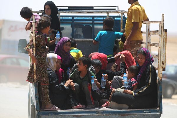 Các phụ nữ Iraq với trẻ em trên đường đến trại dành cho người di tản - Sputnik Việt Nam