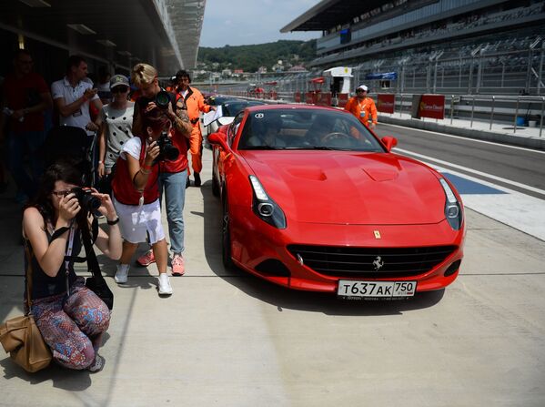 Khán giả ở pit-line Đường đua Sochi xem show xe đua Ferrari Racing Days, Sochi - Sputnik Việt Nam