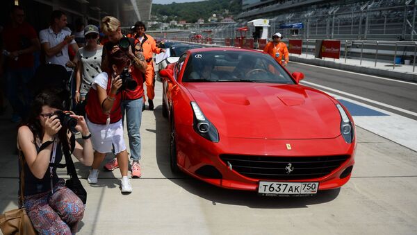 Khán giả ở pit-line Đường đua Sochi xem show xe đua Ferrari Racing Days, Sochi - Sputnik Việt Nam