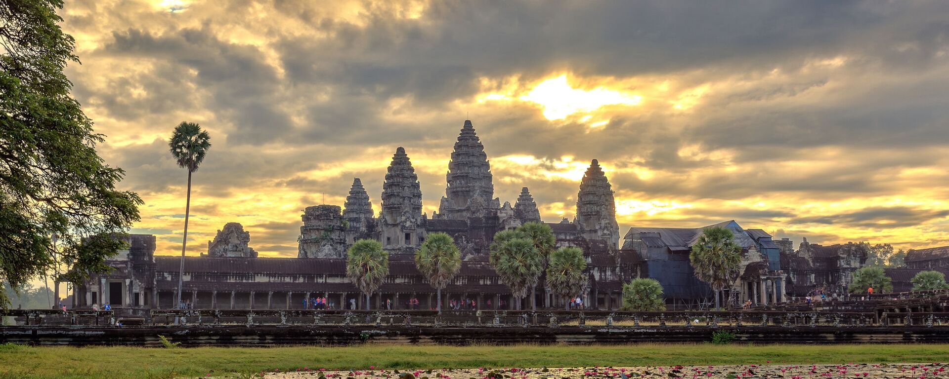 Ngôi đền cổ nổi tiếng thế giới Angkor Wat. - Sputnik Việt Nam, 1920, 16.11.2023