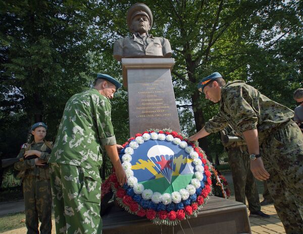 Ngày hội của lực lượng Dù tại đài tưởng niệm Đại tướng V. Margelov ở Simferopol - Sputnik Việt Nam