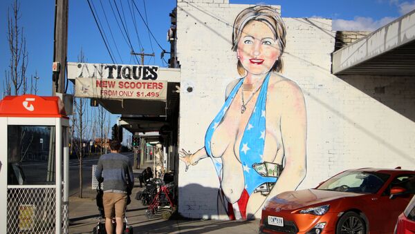 Bức chân dung nữ ứng viên Hillary Clinton đã xuất hiện trên bức tường của ngôi nhà ở Melbourne, Australia. - Sputnik Việt Nam