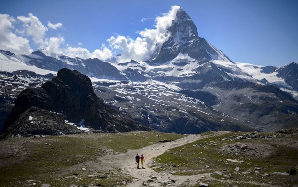 Hai người khách du lịch trước núi Matterhorn gần làng Zermatt, Thụy Sĩ - Sputnik Việt Nam