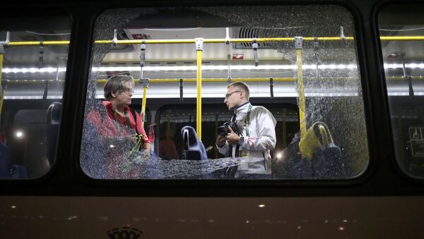 Nổ súng vào xe buýt chở các nhà báo ở Olympic Rio de Janeiro - Sputnik Việt Nam