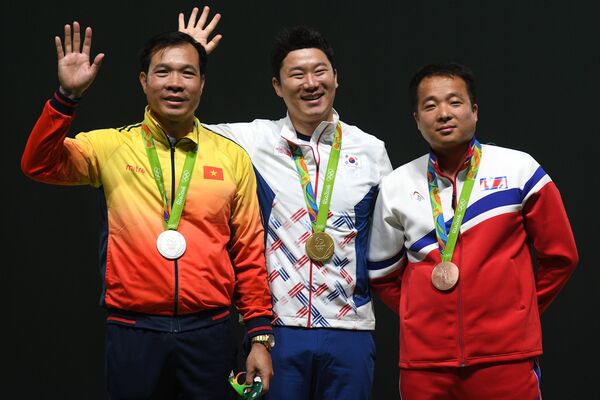 Những người đoạt giải trong cuộc thi bắn súng ngắn nam 50 mét tại Thế vận hội Olympic mùa hè 2016 tại lễ trao giải (từ trái sang phải): Hoàng Xuân Vinh (Việt Nam) - huy chương bạc, Ching Chong Oh (Hàn Quốc) - Huy chương vàng, Kim Sông Guk (Bắc Triều Tiên ) - huy chương đồng. - Sputnik Việt Nam