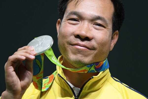Hoàng Xuân Vinh, người giành huy chương bạc trong cuộc thi bắn súng ngắn nội dung 50 mét nam tại Olympic Rio 2016 ở lễ trao giải. - Sputnik Việt Nam