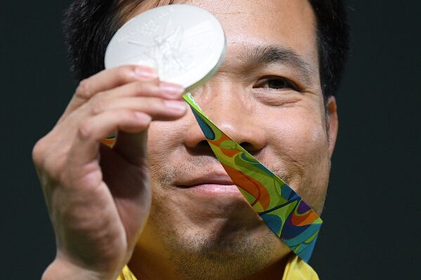 Hoàng Xuân Vinh, người giành huy chương bạc trong cuộc thi bắn súng ngắn nội dung 50 mét nam tại Olympic Rio 2016 ở lễ trao giải. - Sputnik Việt Nam