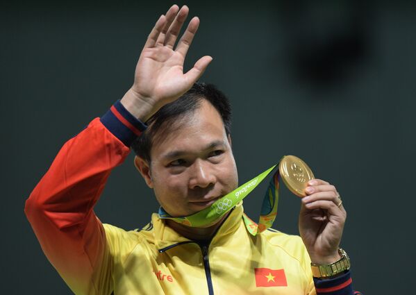 Hoàng Xuân Vinh, người giành huy chương vàng huy chương vàng ở nội dung 10m súng ngắn hơi nam tại Thế vận hội Mùa hè 2016 ở lễ trao giải. - Sputnik Việt Nam