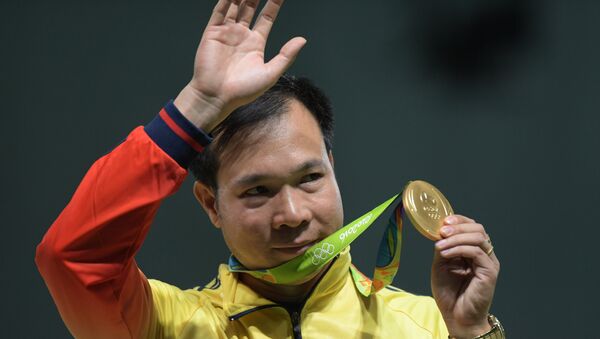 Hoàng Xuân Vinh, người giành huy chương vàng huy chương vàng ở nội dung 10m súng ngắn hơi nam tại Thế vận hội Mùa hè 2016 ở lễ trao giải. - Sputnik Việt Nam