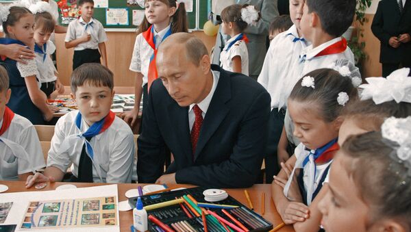 Tổng thống Nga Vladimir Putin thăm trường trung học ở Astrakhan - Sputnik Việt Nam