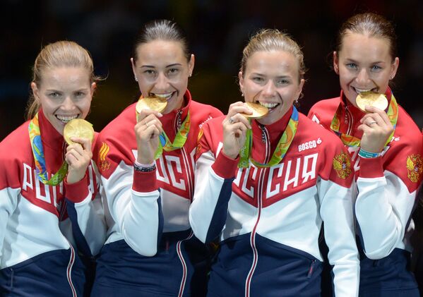 Vận động viên đội tuyển Nga giành huy chương vàng nhóm đấu kiếm nữ - Sputnik Việt Nam