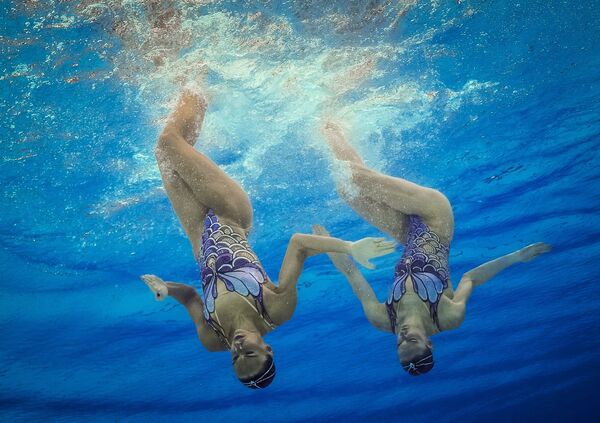 Hai VĐV bơi đồng bộ Nga Natalia Ishchenko và Svetlana Romashina trong trận chung kết - Sputnik Việt Nam