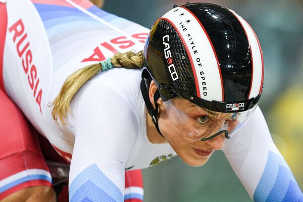 Nữ VĐV đua xe đạp Daria Shmeleva trên đường đua - Sputnik Việt Nam