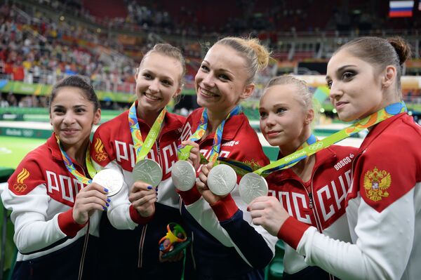 Nữ VĐV đội tuyển Nga  giành được huy chương bạc đồng đội tại cuộc thi tổng hợp nữ  môn thể dục dụng cụ - Sputnik Việt Nam