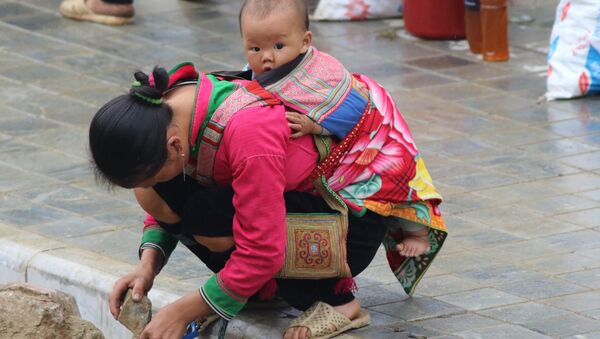 Mẹ Hmong và em bé - Sputnik Việt Nam