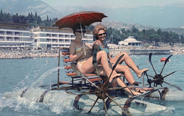 Ngày phép ở Liên Xô. Các cô gái trên catamaran ở khu nghỉ biển Yalta - Sputnik Việt Nam