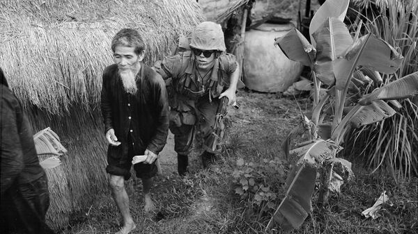 Американский морской пехотинец конвоирует вьетнамца, подозреваемого в принадлежности к НФОЮВ. Район Дананга, август 1965 года - Sputnik Việt Nam