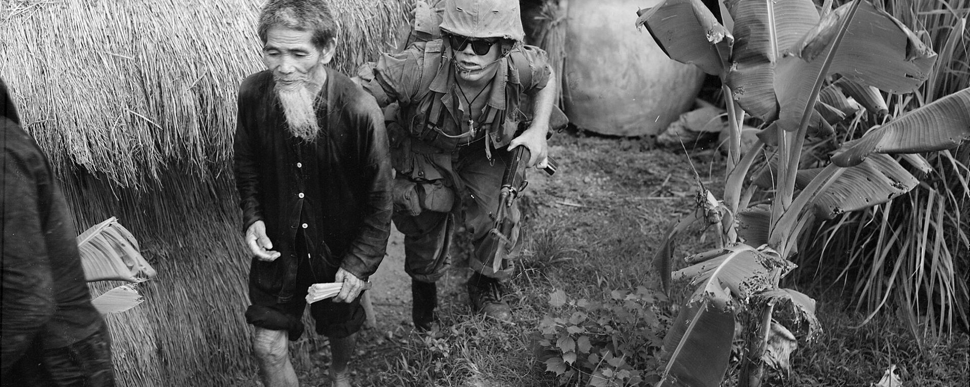 Американский морской пехотинец конвоирует вьетнамца, подозреваемого в принадлежности к НФОЮВ. Район Дананга, август 1965 года - Sputnik Việt Nam, 1920, 29.03.2023