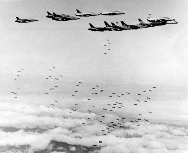 Máy bay ném bom Mỹ F105 Thunderchief thả bom xuống miền Bắc Việt Nam - Sputnik Việt Nam