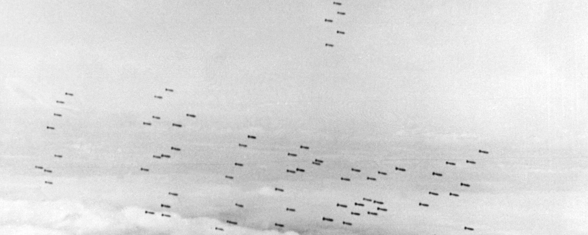 Máy bay ném bom Mỹ F105 Thunderchief thả bom xuống miền Bắc Việt Nam - Sputnik Việt Nam, 1920, 07.02.2024