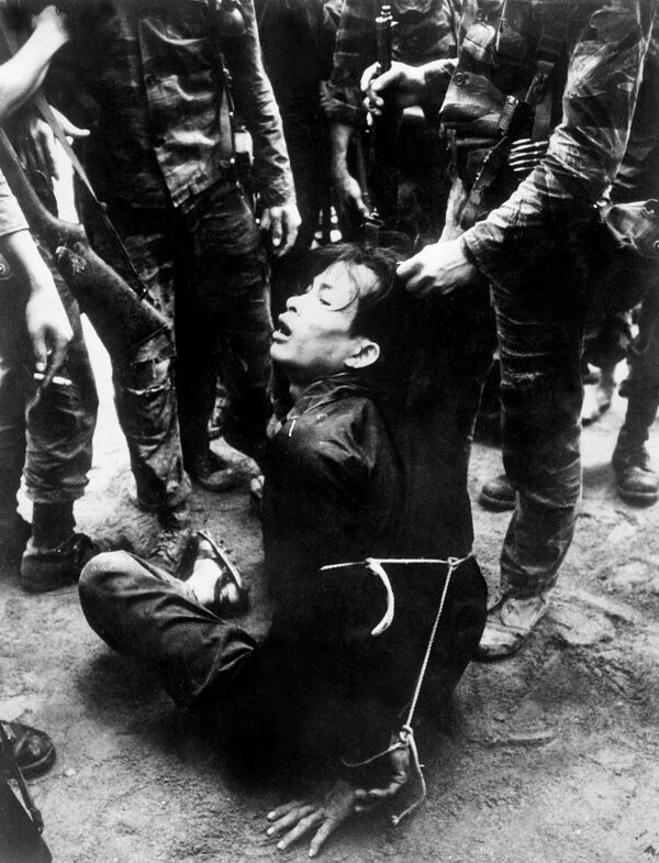 Một cô gái bị bắt trong chiến dịch ở Tuy Hòa - Sputnik Việt Nam