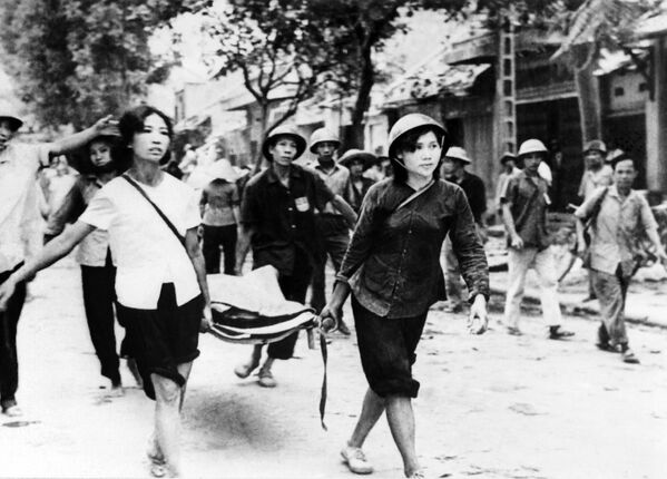 Sơ tán nạn nhân các vụ Mỹ đánh bom Hà Nội và miền Bắc Việt Nam, 1972 - Sputnik Việt Nam