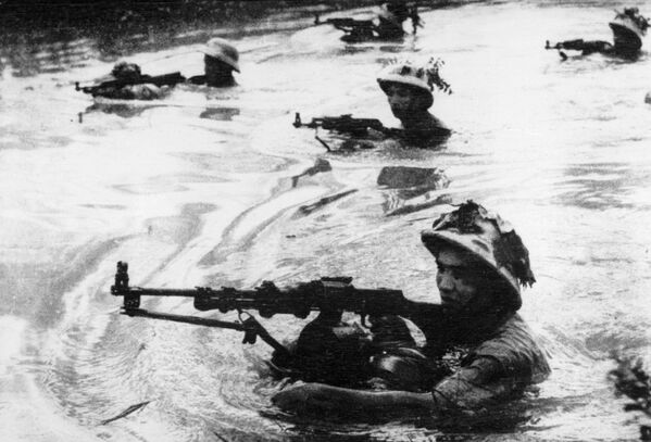 Những người lính vượt sông trong Chiến tranh Việt Nam - Sputnik Việt Nam