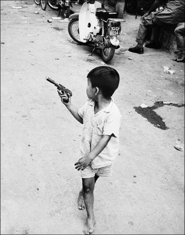Khẩu súng thật trong tay một em bé Sài Gòn, Việt Nam, 1971 - Sputnik Việt Nam