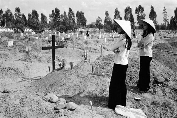 Hai phụ nữ Việt Nam trong nghĩa trang quân đội, thành phố Biên Hòa, ngày 29 tháng 4 năm 1975 - Sputnik Việt Nam