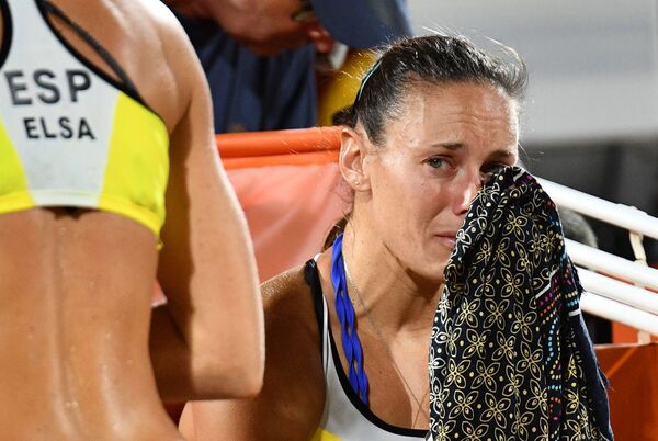 Liliana Fernandez Steiner (Tây Ban Nha) khóc sau khi thua đội bóng chuyền bãi biển nữ Nga - Sputnik Việt Nam