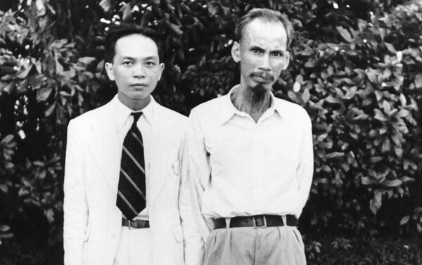 Ông Võ Nguyên Giáp, Bộ trưởng Bộ Nội vụ của Chính phủ Hồ Chí Minh và lãnh tụ Đảng Cộng sản Việt Nam Hồ Chí Minh, năm 1945 - Sputnik Việt Nam