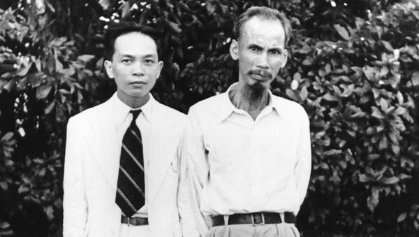 Ông Võ Nguyên Giáp, Bộ trưởng Bộ Nội vụ của Chính phủ Hồ Chí Minh và lãnh tụ Đảng Cộng sản Việt Nam Hồ Chí Minh, năm 1945 - Sputnik Việt Nam