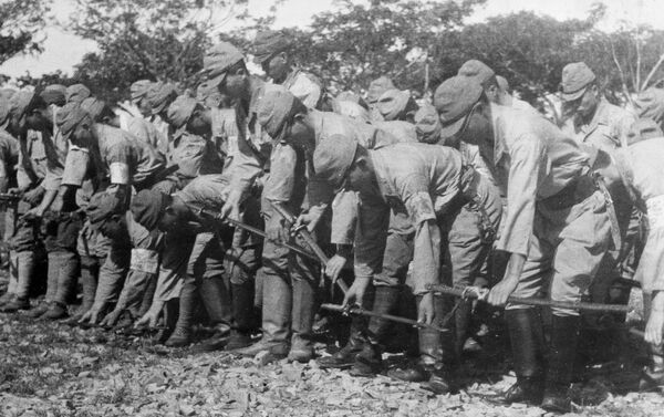 Chỉ huy người Nhật nộp kiếm đầu hàng, Sài Gòn, Việt Nam, năm 1945 - Sputnik Việt Nam