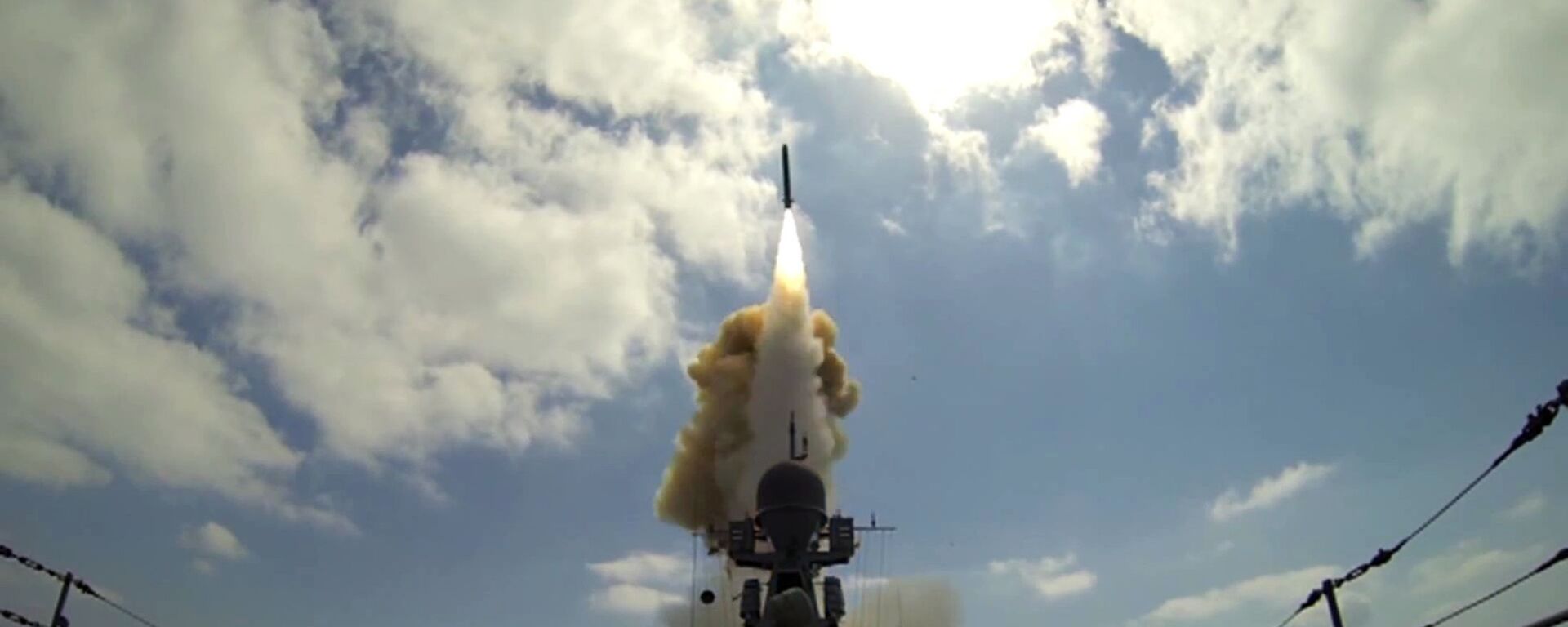 Xem tàu chiến Nga phóng tên lửa Kalibr vào các cơ sở khủng bố ở Syria (Video) - Sputnik Việt Nam, 1920, 09.12.2022