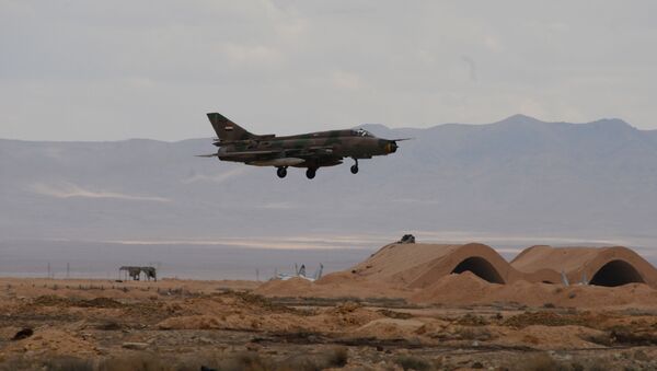 Самолет ВВС Сирийской арабской армии на аэродроме Тейяс в 50-ти км от Пальмиры - Sputnik Việt Nam