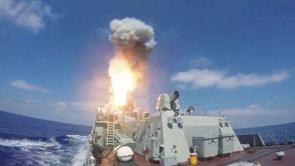 Các tàu chiến của Hạm đội Biển Đen Serpukhov và Zelenyi dol đã phóng ba tên lửa Kalibr vào các vị trí của nhóm Dzhabhat en-Nusra ở Syria. - Sputnik Việt Nam