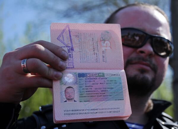 Một thành viên của câu lạc bộ mô tô “Những con sói đêm” cho xem hộ chiếu của mình với thị thực Schengen bị hủy. - Sputnik Việt Nam