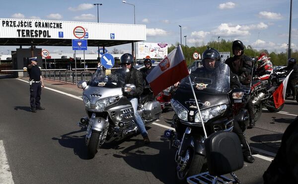 Các bikers Ba Lan quay về sau khi chờ đợi các thành viên của câu lạc bộ mô tô Nga “Những con sói đêm”. - Sputnik Việt Nam