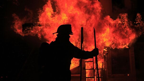Nhân viên cứu hỏa chữa cháy ở Baltimore - Sputnik Việt Nam