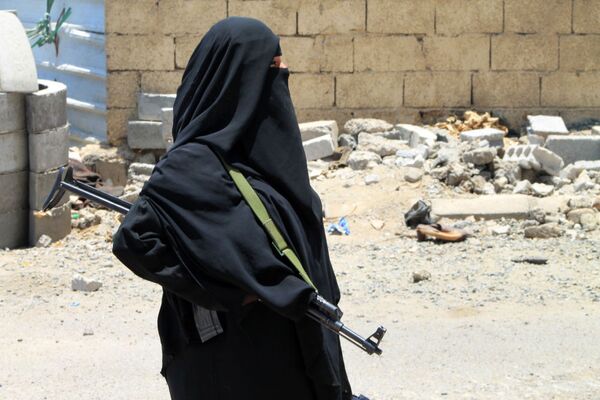Một phụ nữ Yemen đang cầm súng - Sputnik Việt Nam