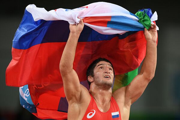 Đô vật Abdul Sadullayev cầm cờ Nga tại Thế vận hội mùa hè XXXI - Sputnik Việt Nam