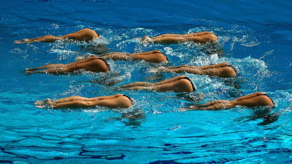 Vận động viên đội tuyển Trung Quốc với bài thi kỹ thuật, nội dung bơi nghệ thuật đồng đội - Sputnik Việt Nam