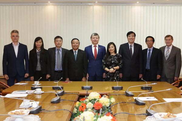 Phó Chủ tịch Ủy ban Trung ương Đảng Cộng sản Nga Novikov đã tiếp đoàn do ông Mai Văn Ninh, Phó Trưởng ban Thường trực Ban tuyên giáo Trung ương Đảng Cộng sản Việt Nam dẫn đầu đang có mặt tại Moskva. Phó Chủ tịch Ủy ban Trung ương Đảng Cộng sản Nga Novikov đã tiếp đoàn do ông Mai Văn Ninh, Phó Trưởng ban Thường trực Ban tuyên giáo Trung ương Đảng Cộng sản Việt Nam dẫn đầu đang có mặt tại Moskva. - Sputnik Việt Nam