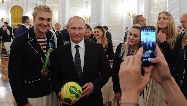 Tuyển bóng ném nữ tặng ông Putin quả bóng trong trận chung kết - Sputnik Việt Nam