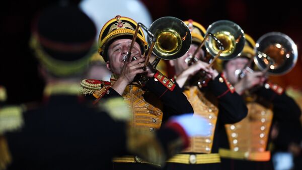 Đoàn quân nhạc Trung ương của Bộ Quốc phòng Nga tại lễ khai mạcLiên hoan Quân nhạc Quốc tế Tháp Spasskaya - 2016 ở Matxcơva - Sputnik Việt Nam