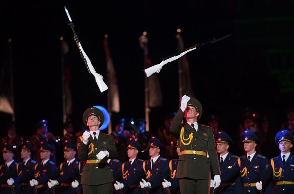 Các quân nhân trong lễ khai mạc Liên hoan Quân nhạc Quốc tế Tháp Spasskaya - 2016 ở Matxcơva - Sputnik Việt Nam