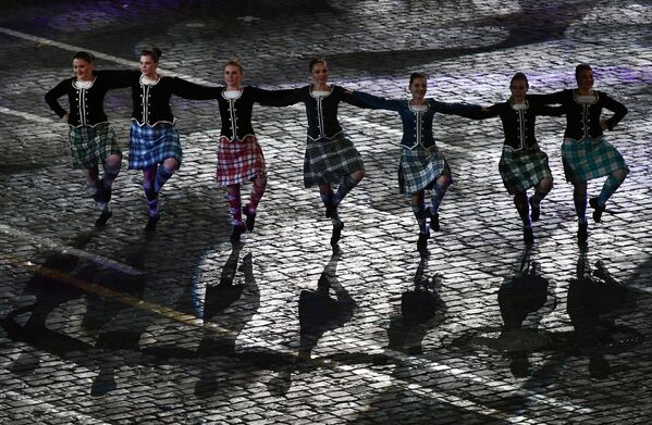 Các nữ thành viên nhóm quốc tế trình bày điệu nhảy Scotland tại lễ khai mạc Liên hoan Quân nhạc Quốc tế Tháp Spasskaya - 2016 ở Matxcơva - Sputnik Việt Nam